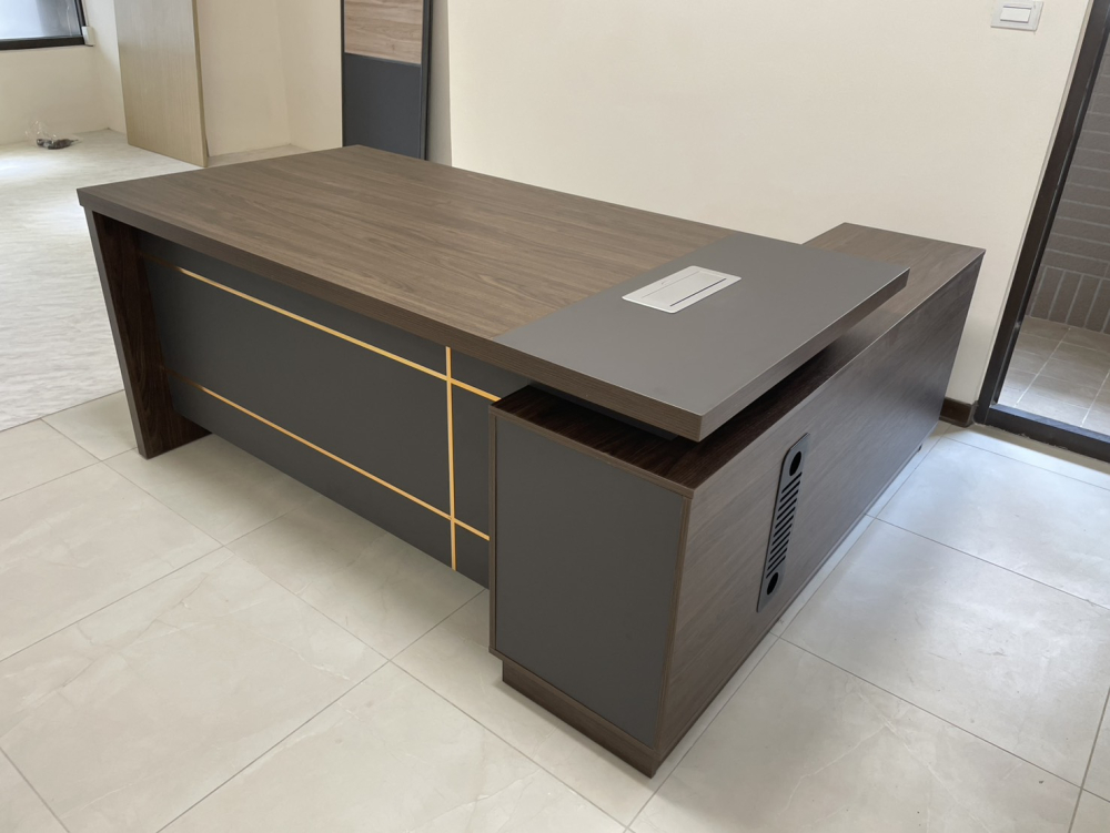 5.8尺柏力克主管桌