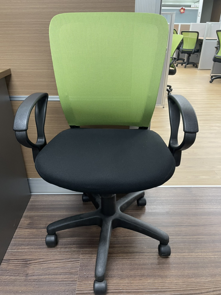 綠背黑墊辦公椅